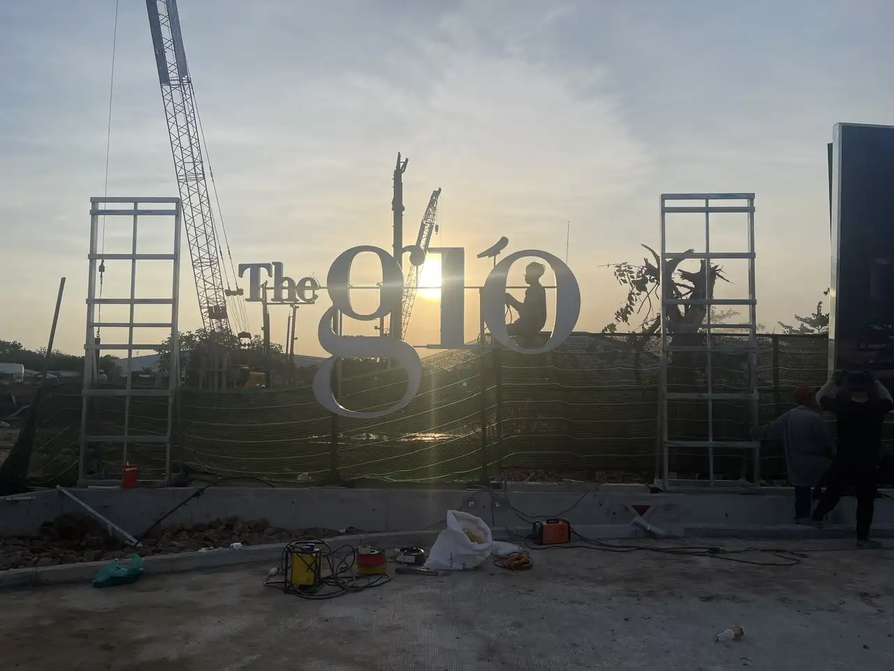 Thi công bảng hiệu hàng rào